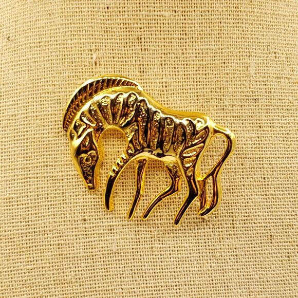Gold Tone Zebra Brooch Safari Animal Pin Vintage Small Zoo Jungle Jewelry - Picture 4 of 4